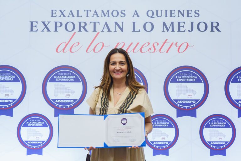 Ron Barceló recibió el galardón de excelencia industrial de ADOEXPO